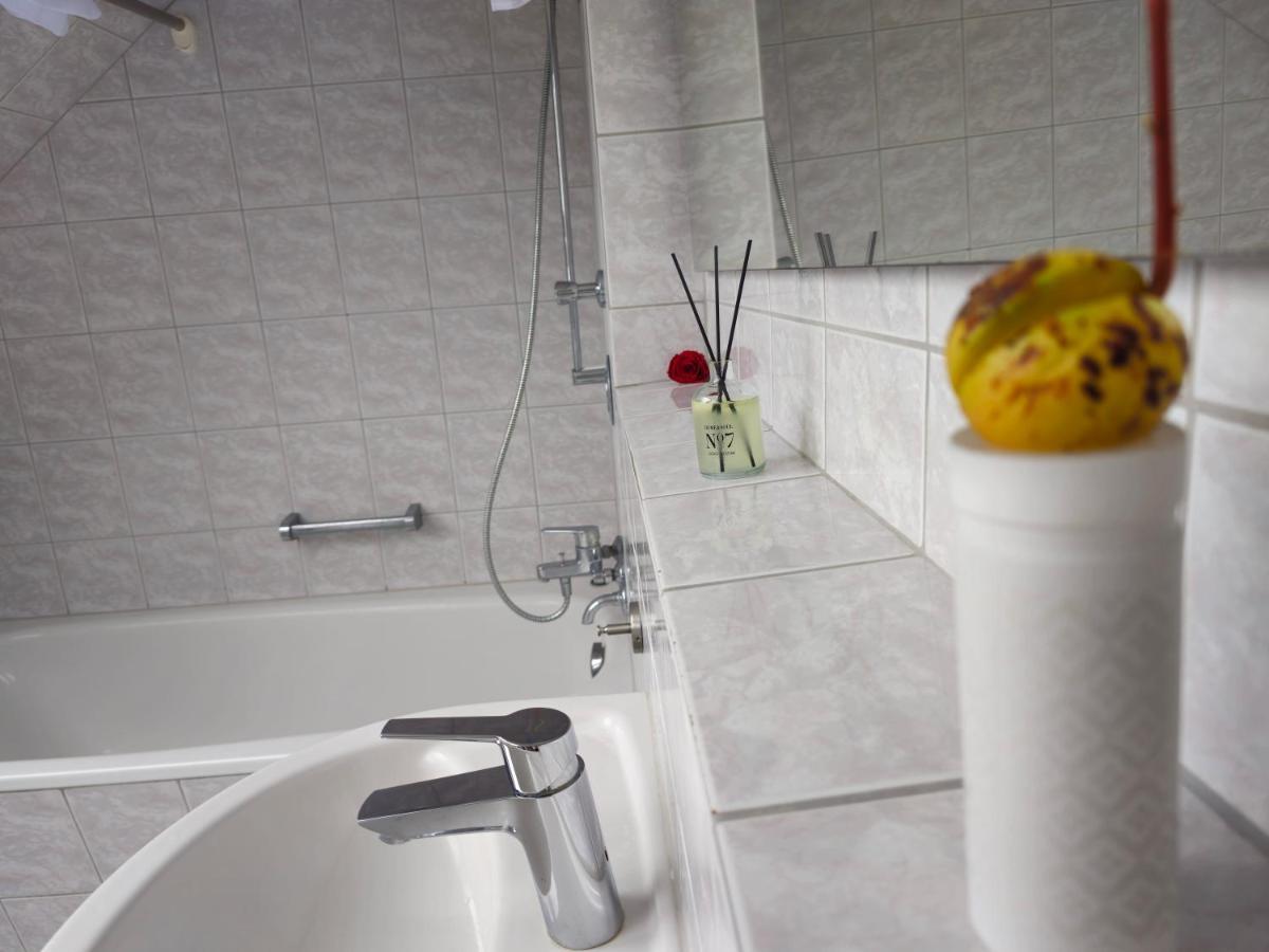 Sauna - Massage -Bodensee-Cinema Feeling- Home Sharing - Parking - Kueche ราดอล์ฟเซลล์ อัม โบเดนซี ภายนอก รูปภาพ